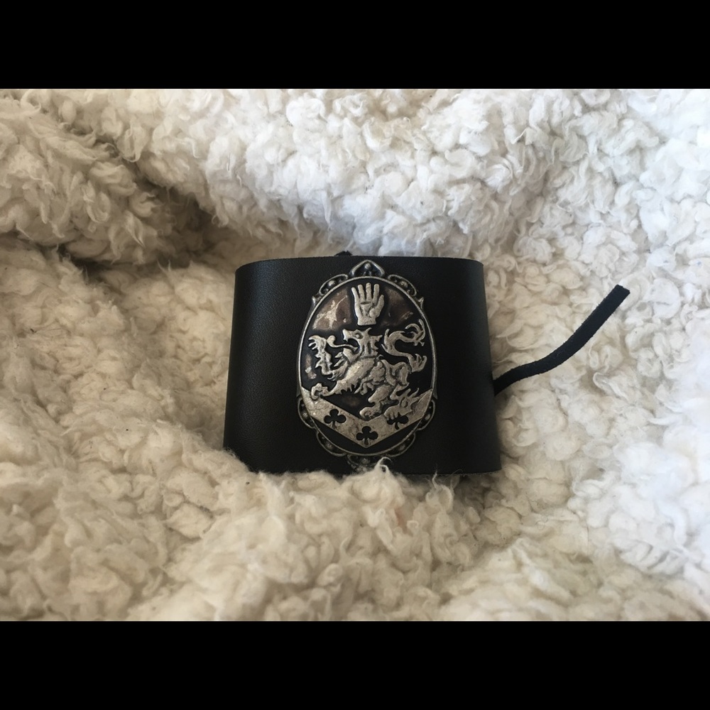 Twilight's Edward Cullen Cullen family crest cuff